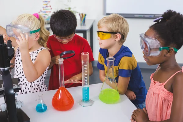 Kinder machen ein chemisches Experiment im Labor — Stockfoto