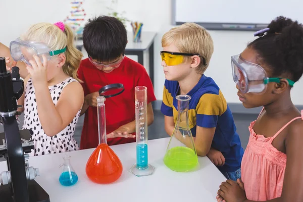 Crianças fazendo uma experiência química em laboratório — Fotografia de Stock