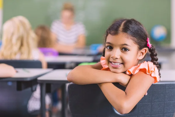 Heureuse écolière dans salle de classe — Photo