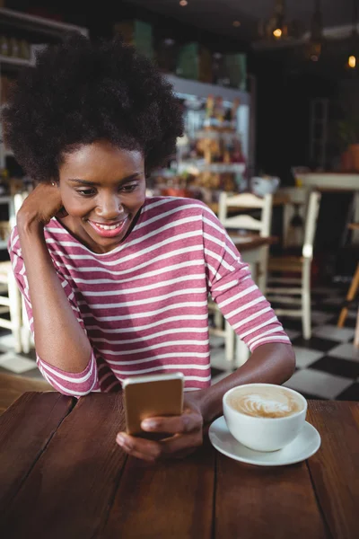 Жінка використовує мобільний телефон у кафе — стокове фото