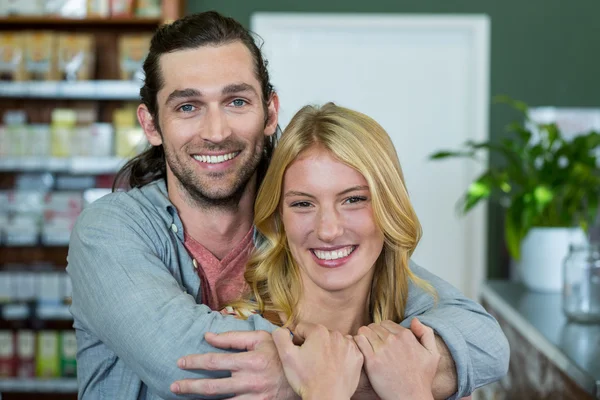 Retrato de casal feliz abraçando uns aos outros — Fotografia de Stock