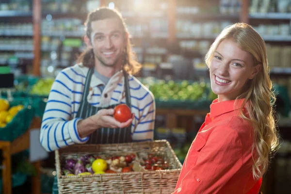 Männliches Personal unterstützt Frau bei der Auswahl von frischem Gemüse — Stockfoto