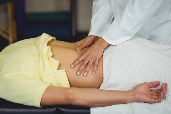 Vrouwelijke fysiotherapeut teruggeven van massage — Stockfoto