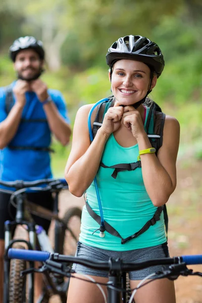 Атлетическая пара в велосипедном шлеме — стоковое фото