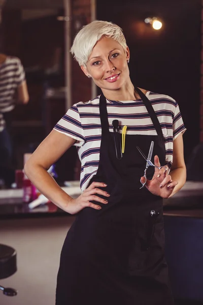 Friseurin steht mit Hand auf Hüfte — Stockfoto