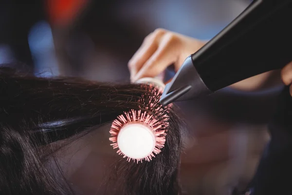 Mulher recebendo seu cabelo seco — Fotografia de Stock