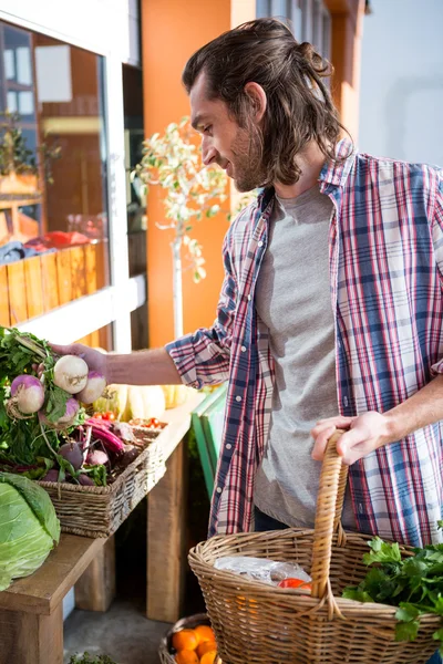 Człowiek, zakup warzyw w organicznych sklepie — Zdjęcie stockowe