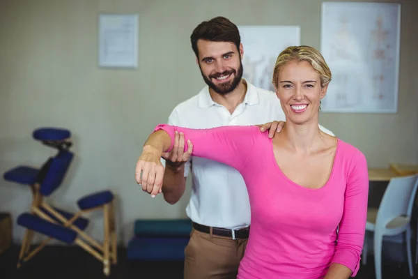 Male physiotherapist giving arm massage to female patient — Stock Photo, Image