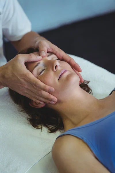 Mulher recebendo massagem na cabeça do fisioterapeuta — Fotografia de Stock