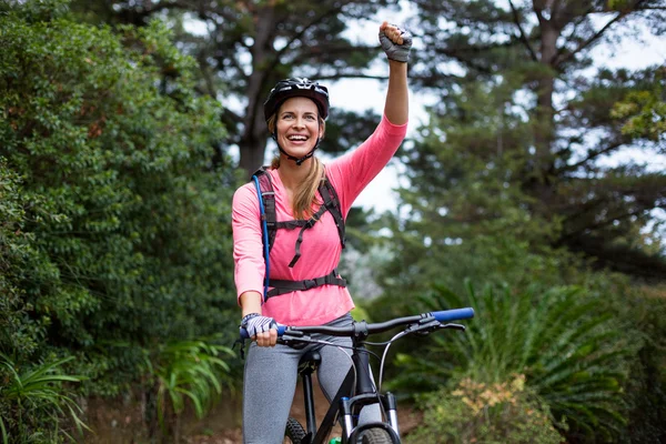 竞技的女人站在山地自行车 — 图库照片
