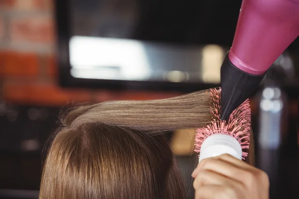 Hairdresser styling customers hair — Stock Photo, Image