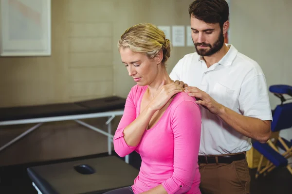 Fisioterapeuta masculino dando masaje de espalda a paciente femenino —  Fotos de Stock