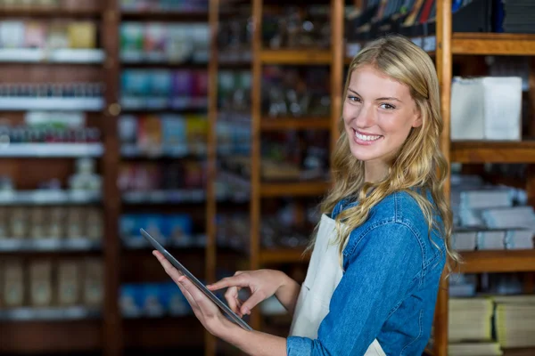 Ler kvinnlig personal använder digital tablet — Stockfoto