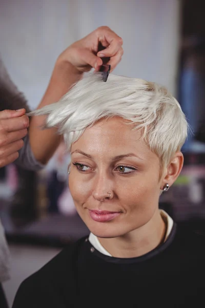 Mujer consiguiendo su pelo recortado — Foto de Stock