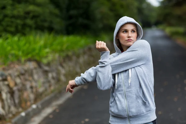 Hermosa mujer haciendo ejercicio en el parque — Foto de Stock