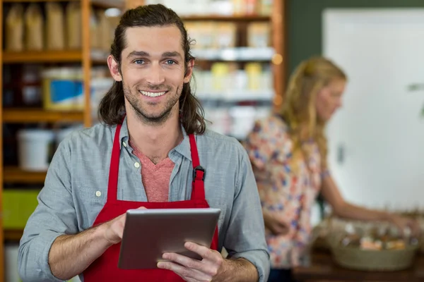 Retrato del personal masculino sonriente usando una tableta digital — Foto de Stock