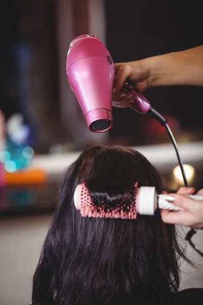 Frau bekommt ihr Haar getrocknet — Stockfoto