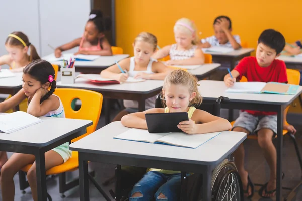 Crianças da escola estudando em sala de aula — Fotografia de Stock