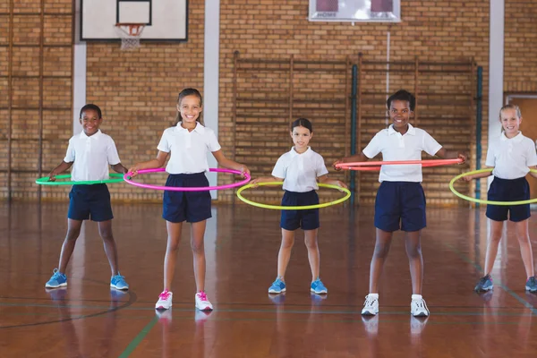 Iskolás gyerekek játszó hula hoop a kosárlabda pályák — Stock Fotó