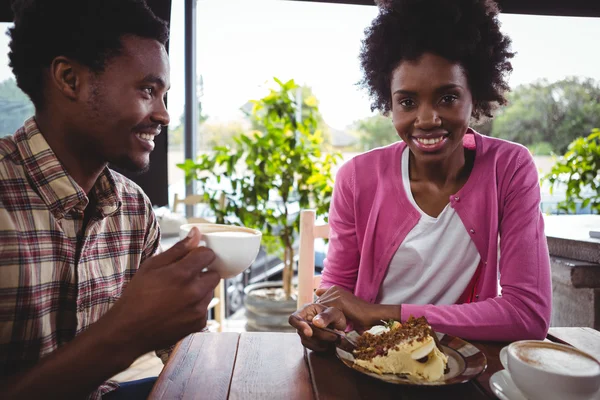 カフェテリアで朝食を持っている若いカップル — ストック写真