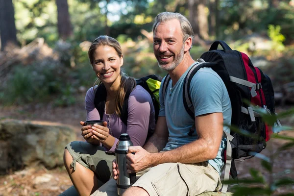 Couple randonneur prenant un café — Photo