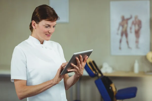 Fyzioterapeut pomocí digitálních tabletu — Stock fotografie