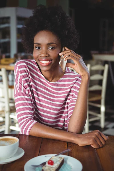 Retrato de una mujer sonriente hablando por teléfono móvil —  Fotos de Stock