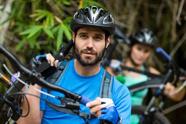 Man dragen mountainbike — Stockfoto