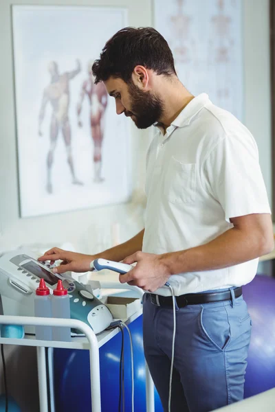 Physiotherapeut mit therapeutischem Ultraschall — Stockfoto