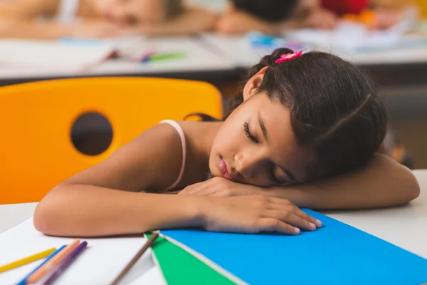 Colegiala durmiendo en el escritorio —  Fotos de Stock