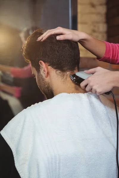Uomo ottenere i capelli tagliati — Foto Stock