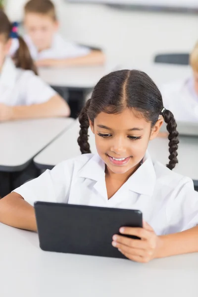 Schoolmeisje met behulp van digitale tablet in klas — Stockfoto