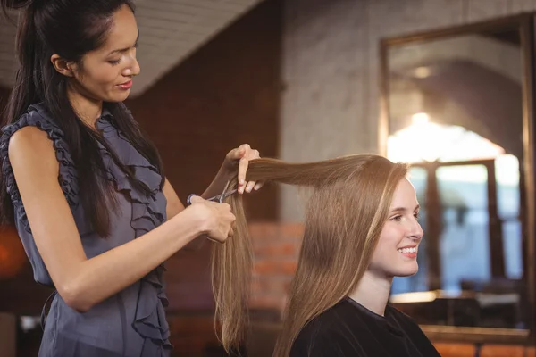 Mujer consiguiendo su pelo recortado — Foto de Stock