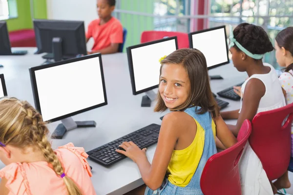 Niños de la escuela usando computadora en el aula — Foto de Stock