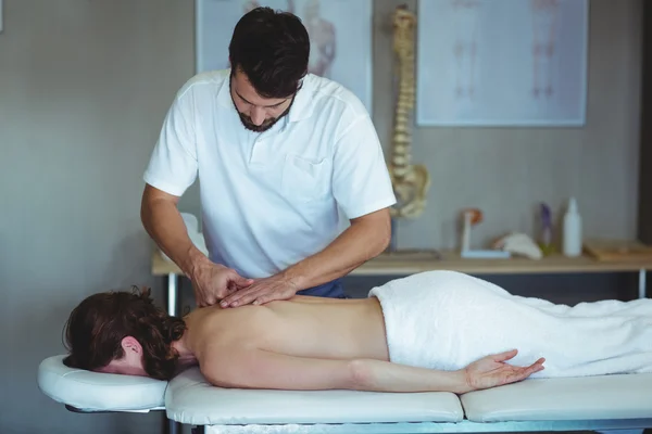 Fisioterapeuta devolvendo massagem a uma mulher — Fotografia de Stock