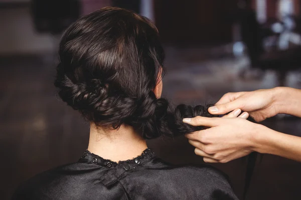 Female hairdresser styling customers hair — Stock Photo, Image