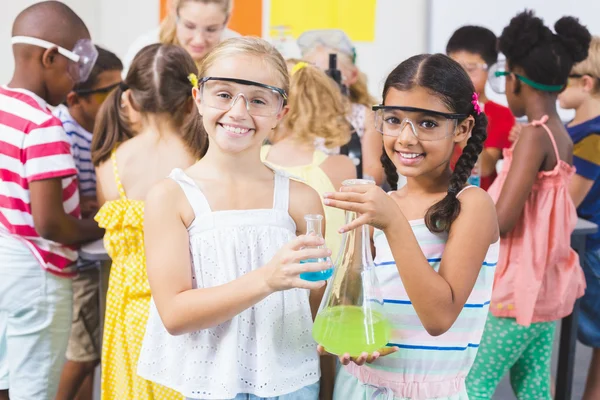 Portret dzieci trzymając kolby laboratorium w laboratorium — Zdjęcie stockowe