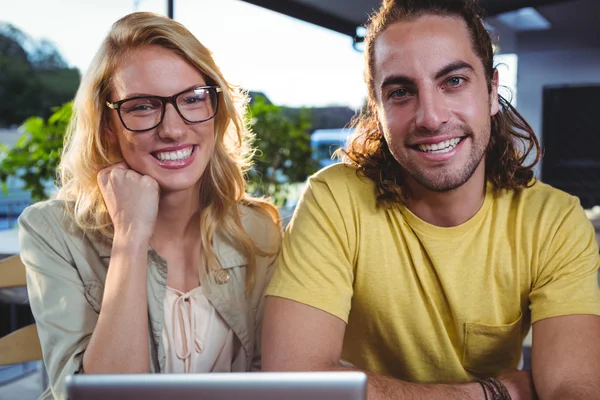 Jong stel met behulp van digitale tablet in cafetaria — Stockfoto