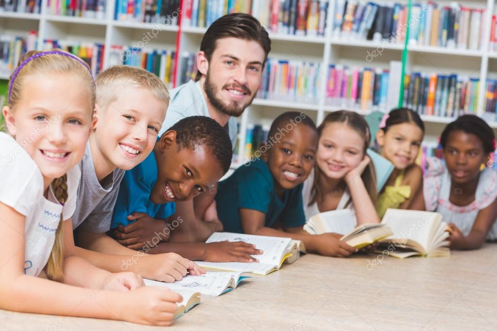 Resultado de imagem para imagens de crianças lendo em biblioteca