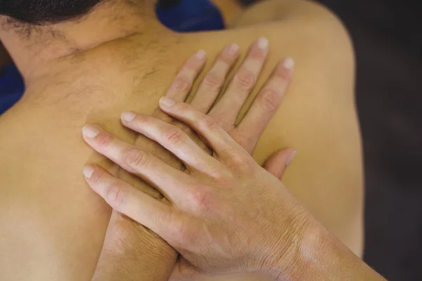 Physiotherapeut gibt einer Patientin Rückenmassage — Stockfoto