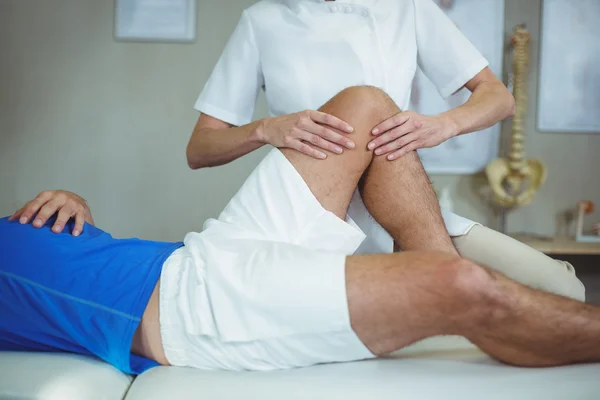 Fizyoterapist vererek ayak masajı için bir hastadan — Stok fotoğraf
