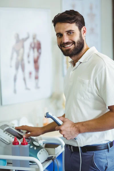 Physiotherapist using therapeutic ultrasound — Stock Photo, Image