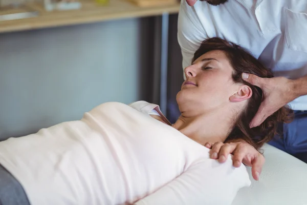 Физиотерапевт делает массаж головы женщине — стоковое фото