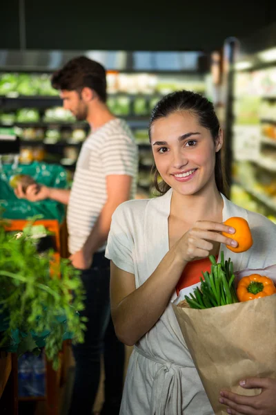 Mulher segurando um saco de supermercado — Fotografia de Stock