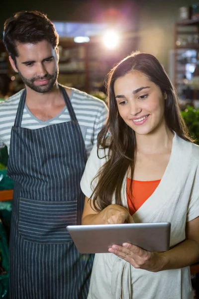 Digitale tablet gebruikt door de vrouw — Stockfoto