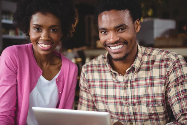 Pareja joven usando tableta digital — Foto de Stock