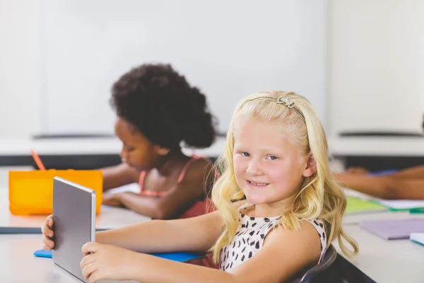 Écolière en utilisant tablette dans la salle de classe — Photo