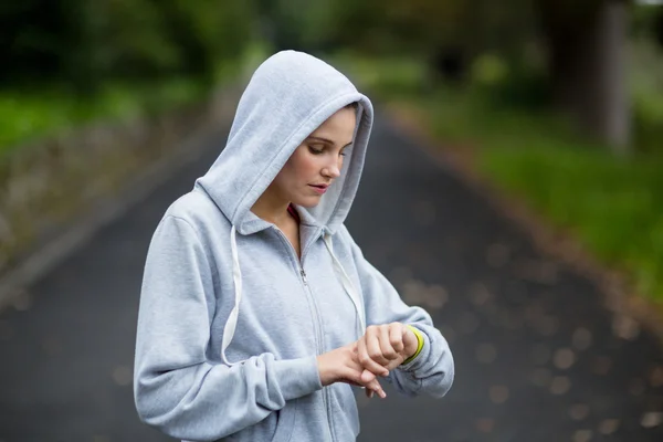 Vacker kvinna kontrollera gång på armbandsur — Stockfoto