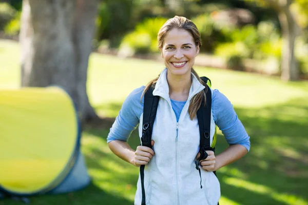 Retrato de caminhante feminino em pé com mochila — Fotografia de Stock