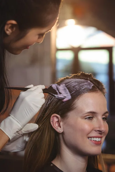 Friseurin färbt Haare ihrer Kundin — Stockfoto